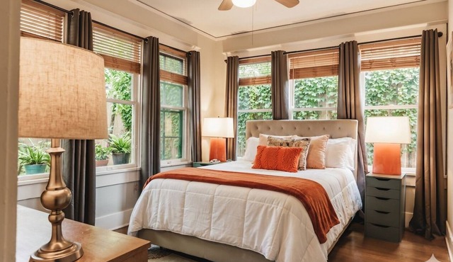 2BR Historic Victorian Townhouse, Walk to UT & Downtown | Free Parking ❤️