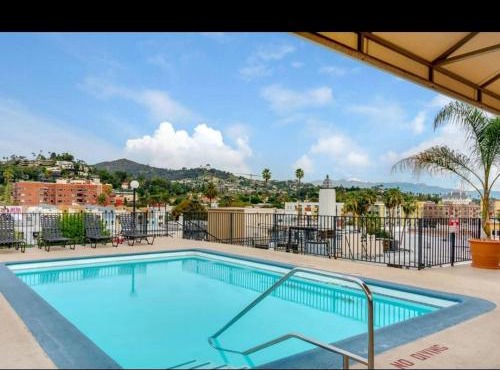 2BR Hollywood Apt with Rooftop Pool & Stunning Views