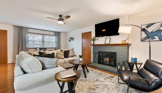3 Bed 2 Bath Home w 2 Car Garage & Fitness Room
