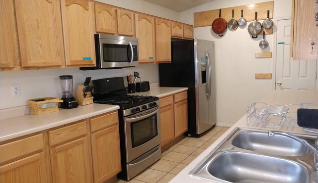 3 Bed 2 Bath Westside Minutes to I40 Driveway Parking King Sleep Number Bed