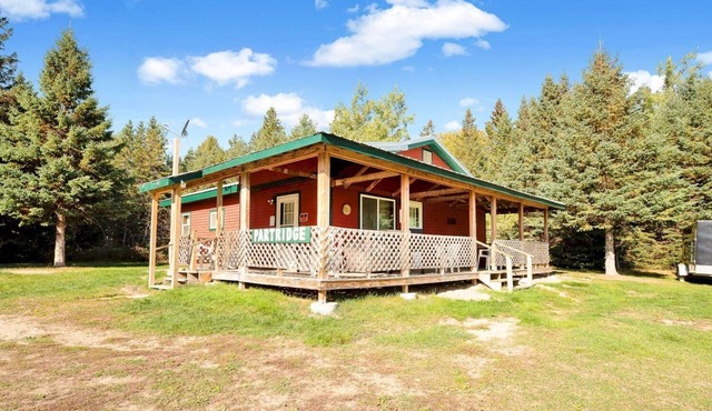 3 bedroom camp w/direct snowmobile/ATV trail access! 15 min to Sugarloaf!