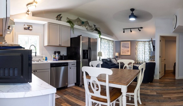 3 Bedroom Pool, PlayArea, CampFire Cozy Apt