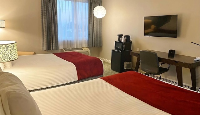 3 Simple Double Room Near Freeway Access, Restaurants, and Entertainment Spots