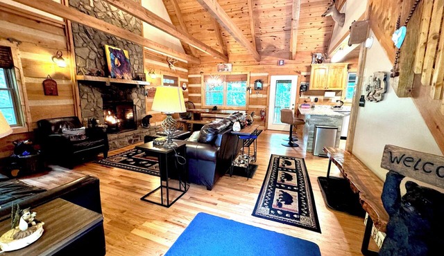 3BR 3BA Log Cabin, Pond Front, Hot Tub, Pool Table, near Skiing & Pet friendly