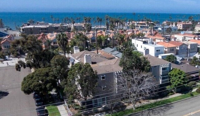 3BR Beachy Condo | Blocks to Beach | Gated Parking