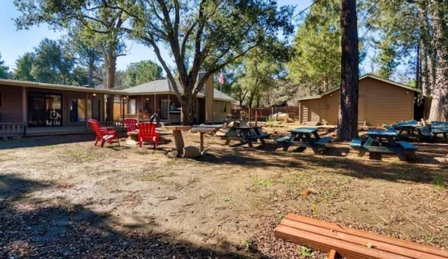 3BR Tree Covered Fenced Cabin