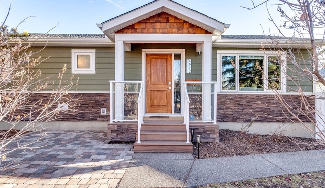 4-bedroom detached home with recreation room and hot tub!