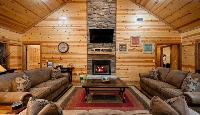 4 Master Bedrooms, Hot Tub, Playground- Single Story