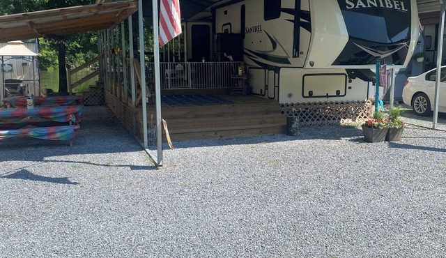 42’ 5th wheel on the beautiful Watauga River in Elizabethton, TN