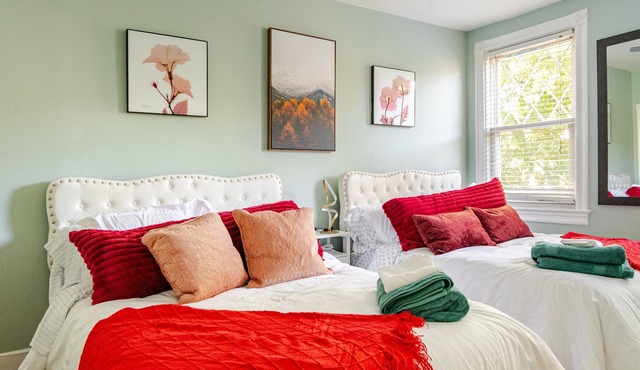 4BR/4BA Beautiful and Large House in DC! 1 Mile from Capitol Hill! in Washington DC