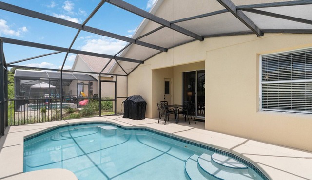 5/3 Pool home located in Sunset Ridge Community!