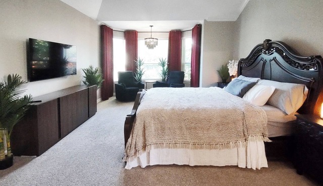 5-bedroom Elegant Home in Tranquil Georgetown for Workgroups and Families
