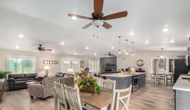 6 Persons - Private remodeled spacious home on an acre. RV parking, Pets ok. .