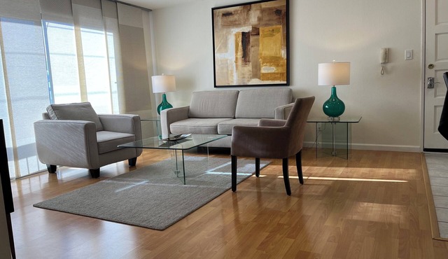 8. Delightful 2 Bedroom Apt/parking in city center