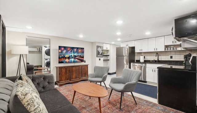 8BR Mansion · Sleeps 28 · Reunions · Near Mall