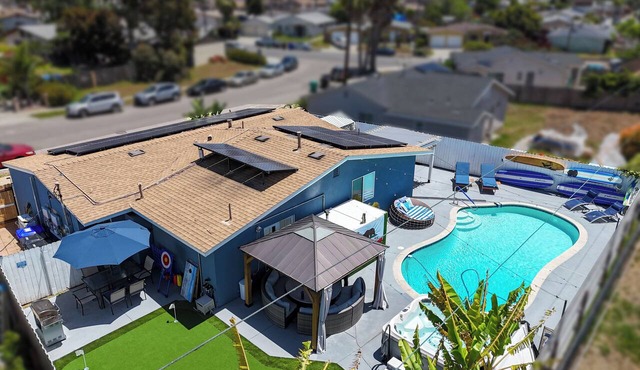 8ft Deep Heated Pool, 9 Seat Medical Grade Jacuzzi, Mini-Golf & Chef’s Kitchen!