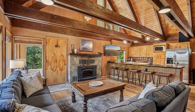 9 Beds w/Hot Tub, Walkable, Backs to National Forest & Near Shuttle