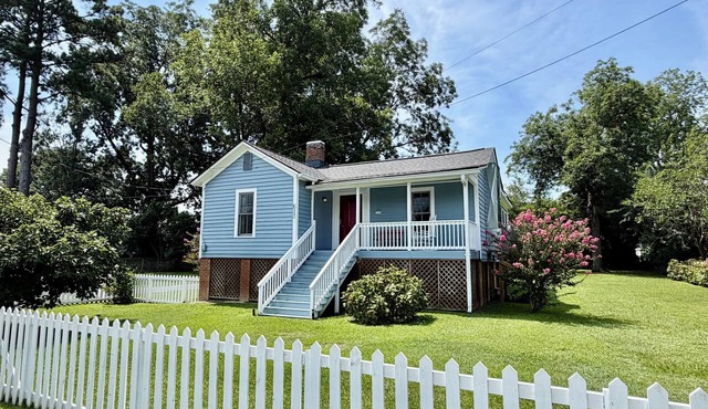 A Beautifully Kept Historic Retreat, Walking Distance to Downtown
