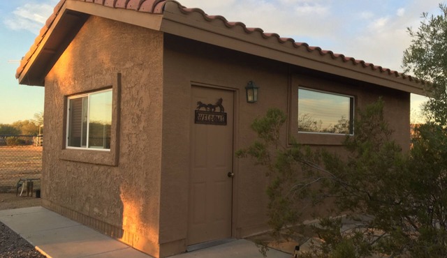 A couples retreat, hiking trails, horse boarding available, Desert Hills.