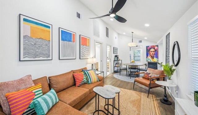 A Hoot’s Nest-Luxe 3 Bed Sleep-5 near Downtown ATX&UT COTA EV & COWBOYPOOL