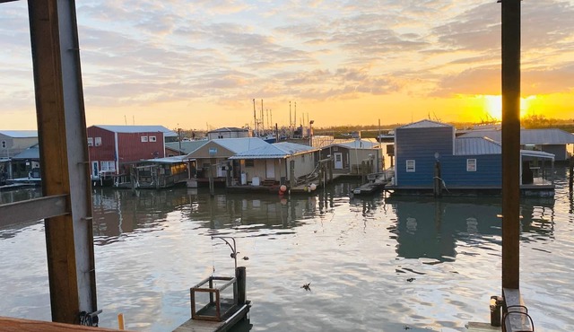 A+ Lodging in the ❤️ of Venice Marina w/WIFI + Private Dock, Resort Lodging at Venice Marina