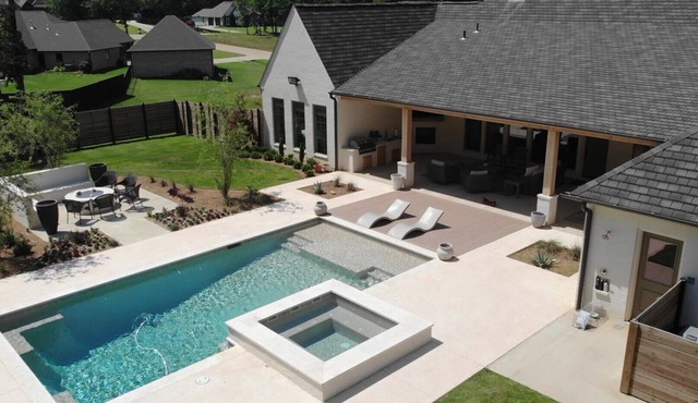 A luxurious 4BR Southern Lake House – In Texarkana