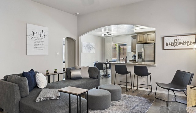 ABQ West/Paradise Hills Modern Living w/Extra Parking & Garage