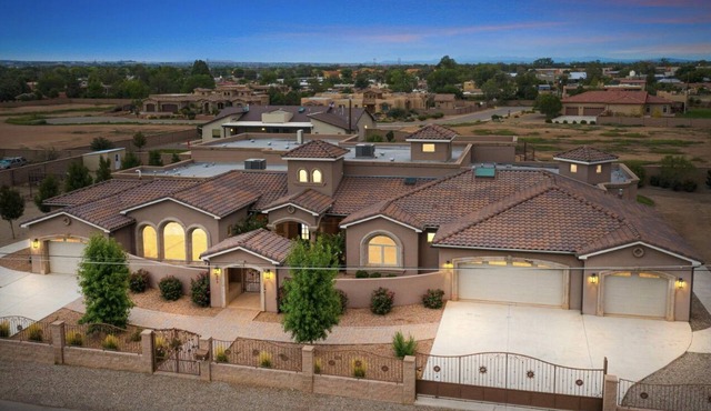 Accessible Oasis: ADA Compliant room in the heart of N Valley centrally located.