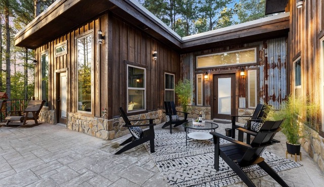 ADA friendly, arcade, hammock, covered patio! in Broken Bow