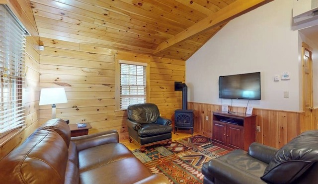 Alder Cabin, Dog-friendly with kitchen, firepit, A/C, gym, ping-pong & fun awaits