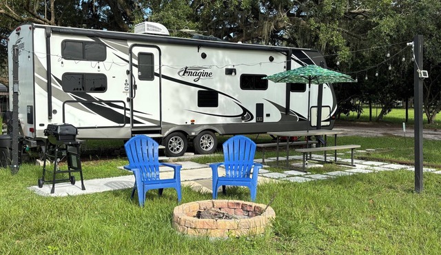 Aljurelandia Cozy RV in Tranquil Plant City with AC, Private property