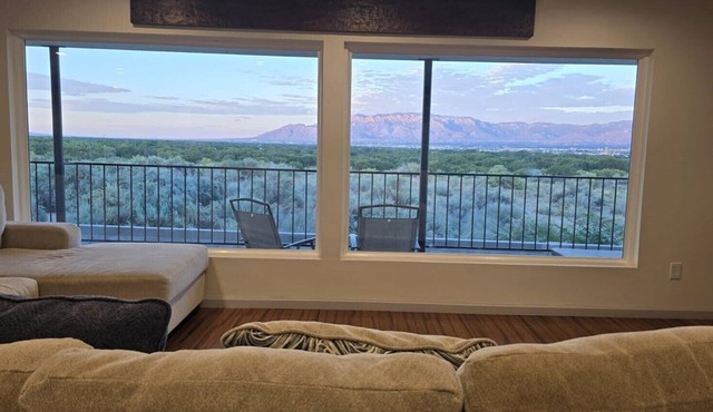 Amazing City Views - Beautiful home w/Hot Tub