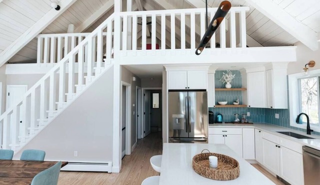 Amazing compound! Wedding stays! Gatherings! Newport! Beach!
