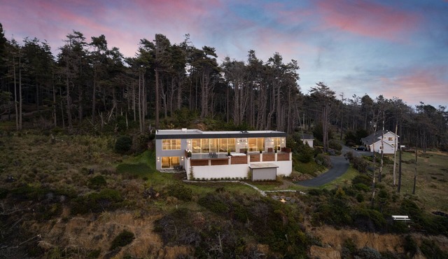 Anchor Cove Oceanfront, Hot Tub & Fireplace