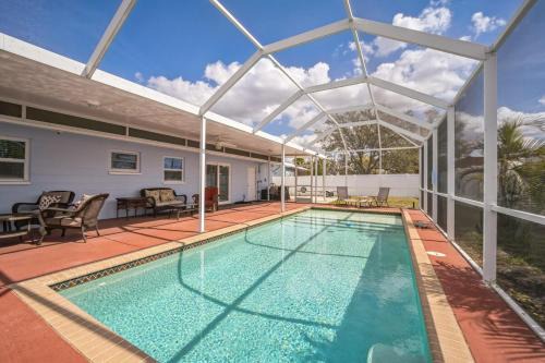 Apollo Beach Retreat - 3BR - Pool - Backyard -BBQ