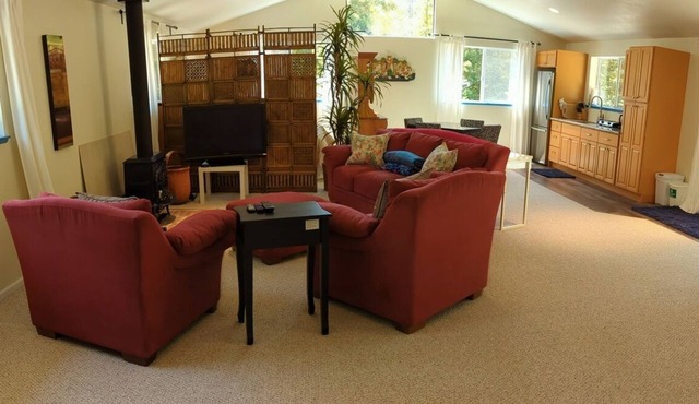 Asian-themed Queen's Loft Apartment 10 mins to the beach and downtown!
