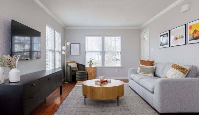 🌳 Austin East Side Charmer · Big Backyard, Pellet Grill & Fire Pit 🔥