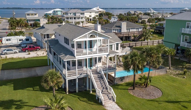 Baker's Dozen Bungalow. Event-Friendly Private Saltwater Pool & Dog-Friendly.