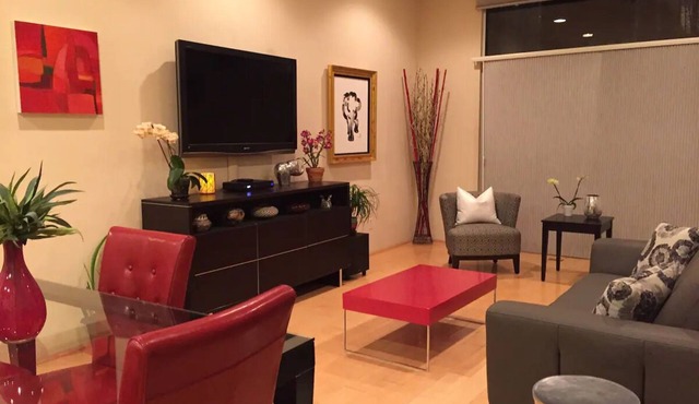 Balloon Fiesta 3-Story Loft downtown w/gated security & jacuzzi bathtub.