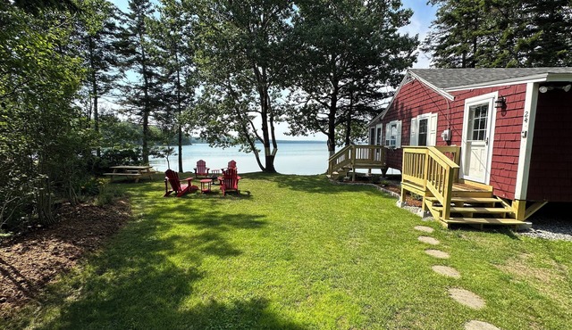 Batten's ReTreat Cozy 2BR Waterfront Cabin - WiFi, kayaks, grill, dog-friendly