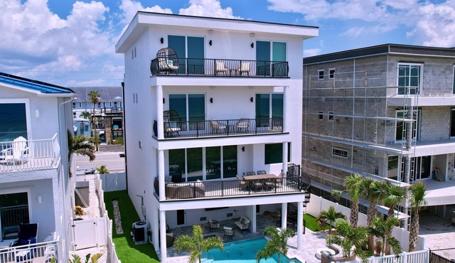 Beach Three: Style Meets the Shore w/Pool and Spa