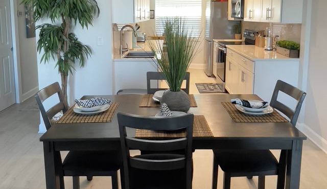 Beachside Condo, Furnished, Renovated 2bed/2bath/Balcony kitchen and living room