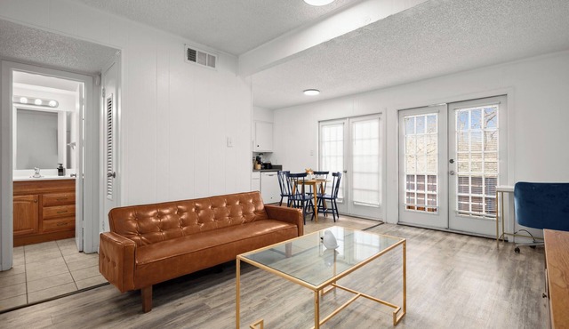 Beautiful 1-bedroom apartment with AC in cool Austin