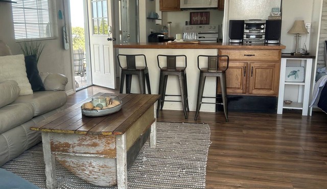 Beautiful 2-bedroom cozy getaway beachside with outdoor patio and lake toys