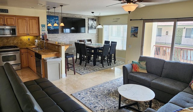 Beautiful By the Beach/King bed/AC/2 car garage