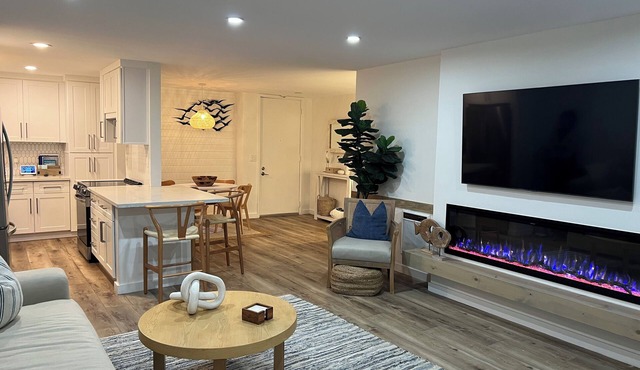 Beautiful condo near the beach, sleeps 4, 30 day min. stay required 2 bed 2 bath