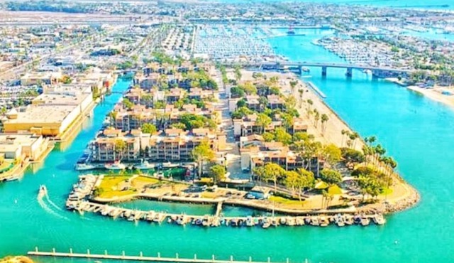 Beautiful Condo over looking Marina , Park your car and walk.