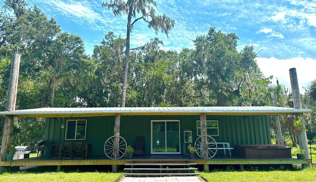 Beautiful Container Home in Lithia, FL for 4 people.