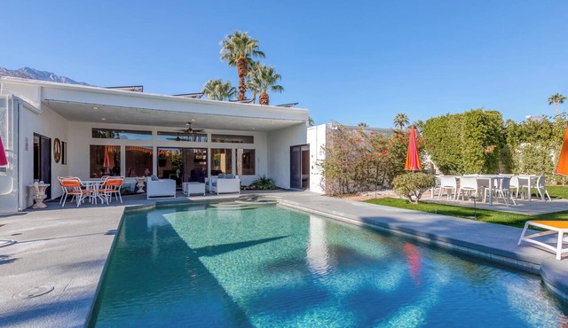 Beautiful home w/mountain views, private pool & gas fireplace