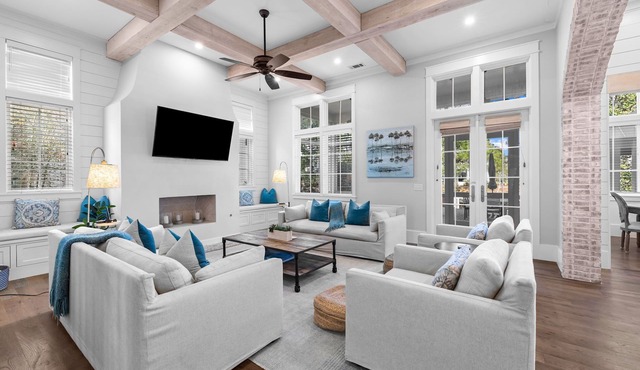 Beautiful Large Group Retreat Near Beach Club and Community Pools